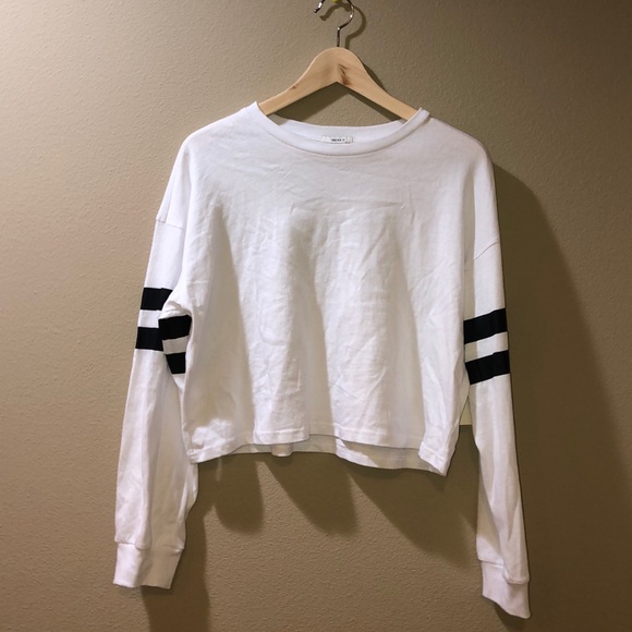 (LAST CHANCE) FOREVER 21 • Cropped Long Sleeve Top - Picture 2 of 7
